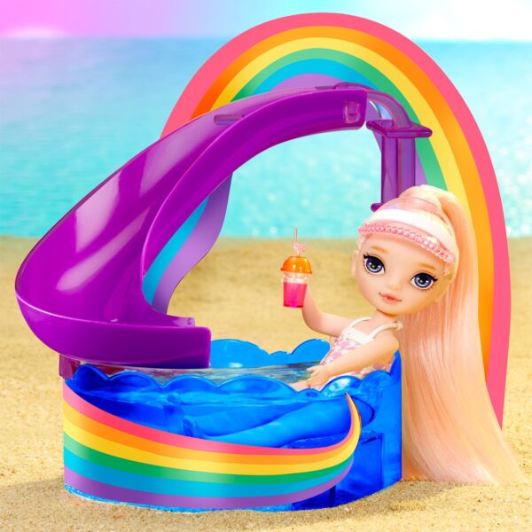 Ігровий набір з лялькою Rainbow High – Веселкове свято в басейні - Зображення 10